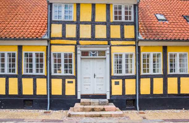 vorderfassade eines gelben fachwerkhauses in viborg - viborg stock-fotos und bilder