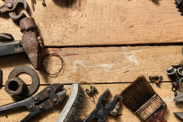 старинные старинные бытовые ручные инструменты на деревянном фоне в качестве рамки и места для текста - wood circular saw dirty old стоковые фото и изображения