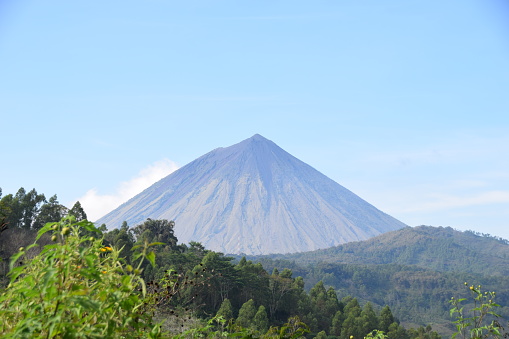 Volcán Inierie cerca de Bajawa en la isla de Flores, Indonesia photo