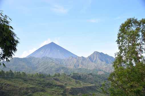 Volcán Inierie cerca de Bajawa en la isla de Flores, Indonesia photo