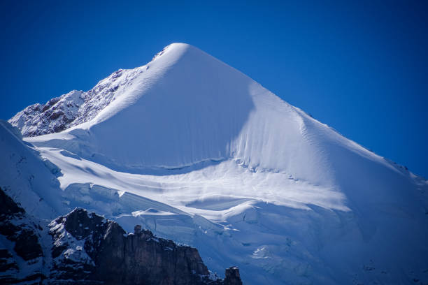 amanecer de otoño sobre el silberhorn en el macizo de jungfrau, oberland bernés, suiza. septiembre 2021 - silberhorn fotografías e imágenes de stock