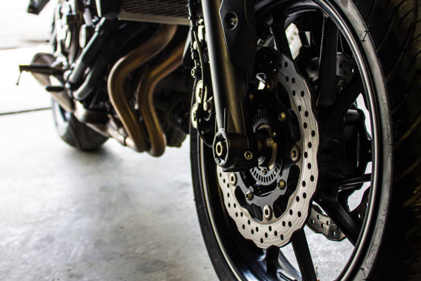 車輪とディスクブレーキのセットは、車の停止を制御するために使用されます。ショックアブソーバーとブラック合金ホイール。鋼鉄 - motorcycle engine brake wheel ストックフォトと画像