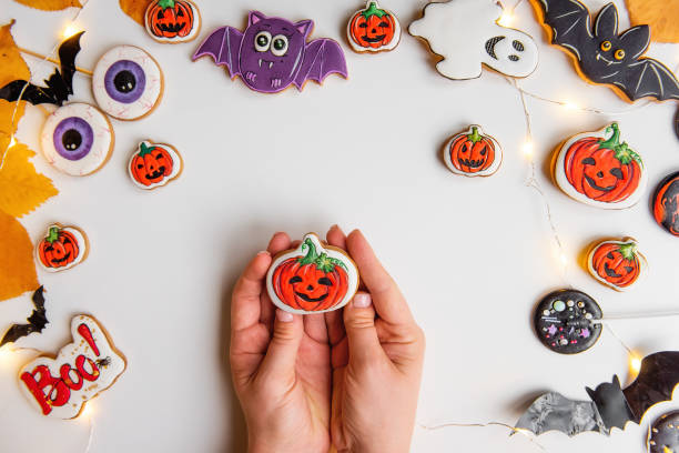 istock DIY Halloween gingerbread cookie. Step 5, draw with black icing the outline, eyes, shadows. 1343608310