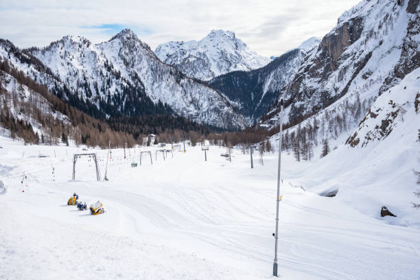 雄大な冬の山の風景の中で空のスキー場 - dolomites ski lift winter ski track ストックフォトと画像