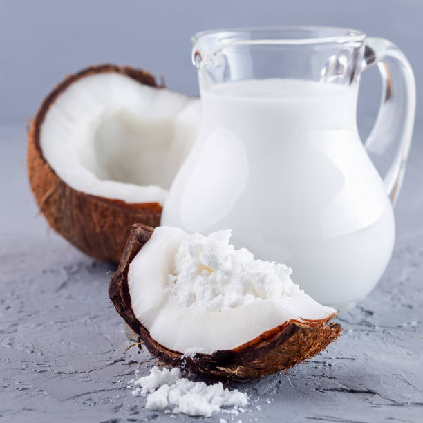 veganes milchpulver aus kokosnuss, pulver und gelöst mit wasser, quadratisches format - powdered coconut stock-fotos und bilder