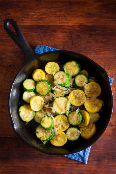 cukinia cebula skillet - crookneck squash zdjęcia i obrazy z banku zdjęć