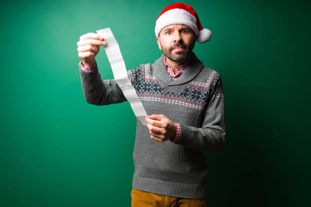 크리스마스에 많은 돈을 지출 하는 남자의 초상화 - christmas emotional stress shopping holiday 뉴스 사진 이미지