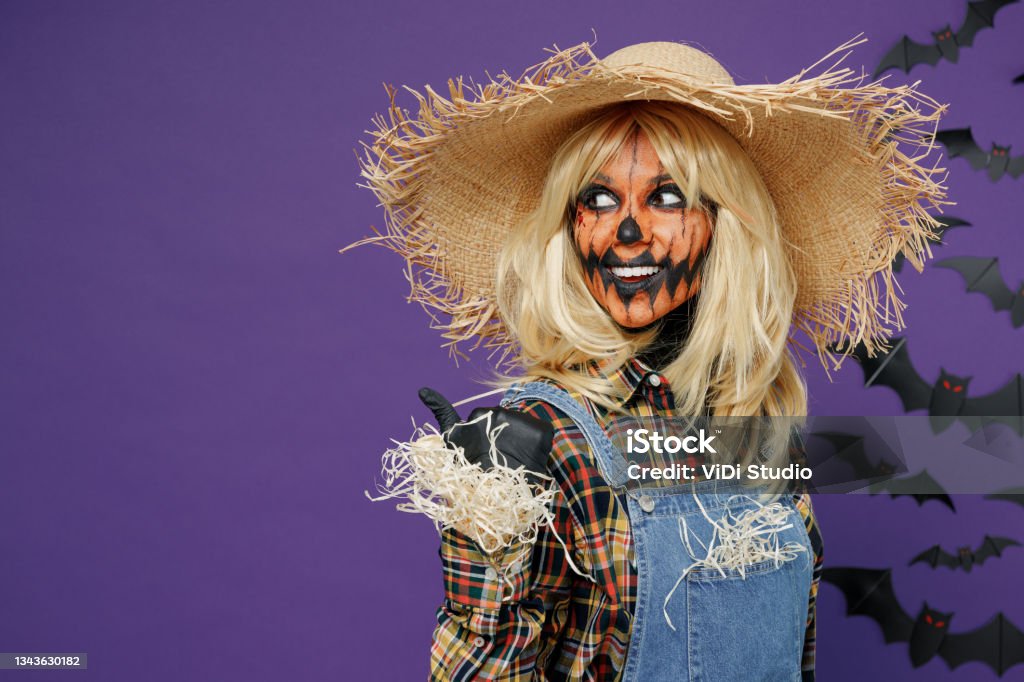 instinto acortar maíz Mujer Joven Con Máscara De Halloween En Sombrero De Paja Disfraz De  Espantapájaros Punto Pulgar A
