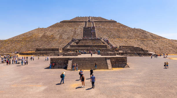 sun pyramid tourists, teotihuacan, mexiko - teotihuacan stock-fotos und bilder