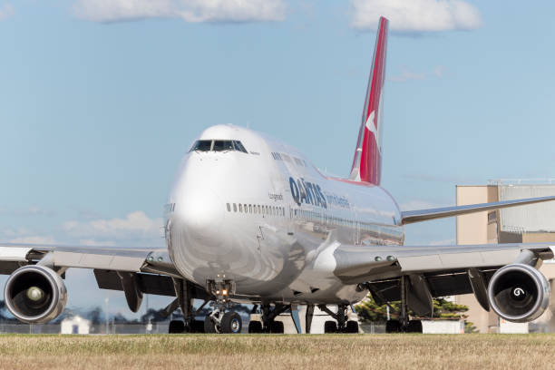 boeing 747 linii qantas ustawia się na pasie startowym na międzynarodowym lotnisku w melbourne. - boeing 747 airplane taking off commercial airplane zdjęcia i obrazy z banku zdjęć