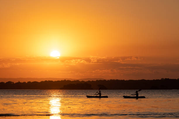 dois caiaques - moreton bay - fotografias e filmes do acervo
