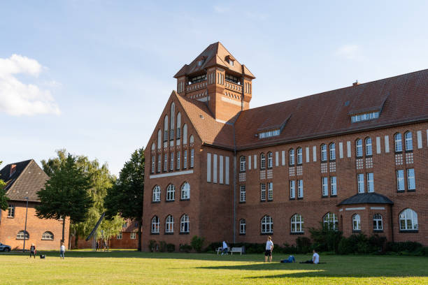 hansa-gymnasium à stralsund, germany - high school age photos et images de collection