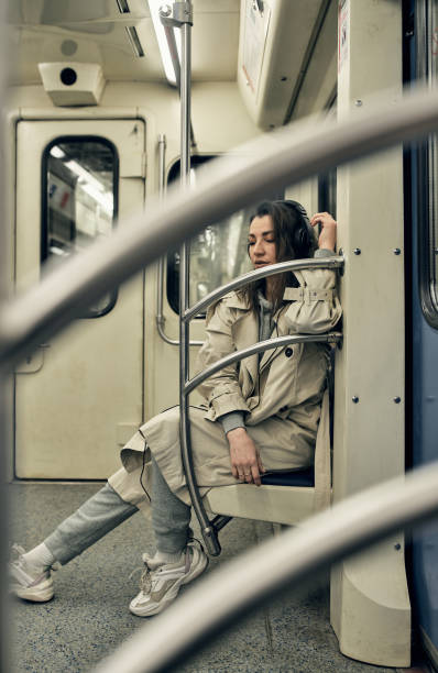девушка в бежевом тренче едет в вагоне метро - 16609 стоковые фото и изображения