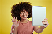 aufnahme-einer-jungen-frau-die-ein-digitales-tablet-benutzt-um-einen-videoanruf-vor-gelbem.jpg?b=1&s=170x170&k=20&c=Q_QdUKy47Yxa-Vq6WVtUyRgdItrHS2up5QtSEs4uhx8=