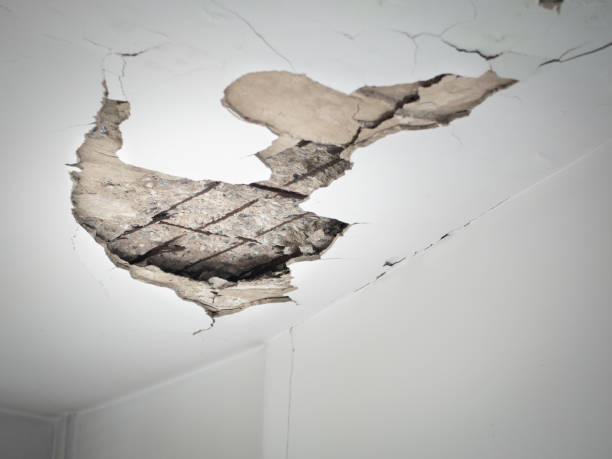 istock Cracks in the ceiling inside the room of building. 1343675828