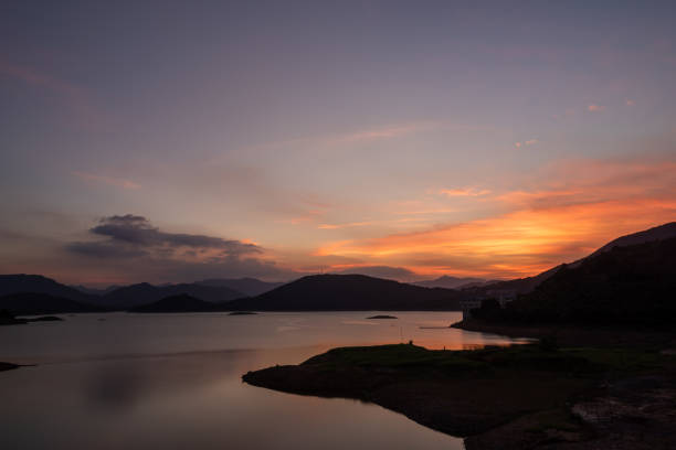 The evening lake reflected the mountains and the sky on both sides