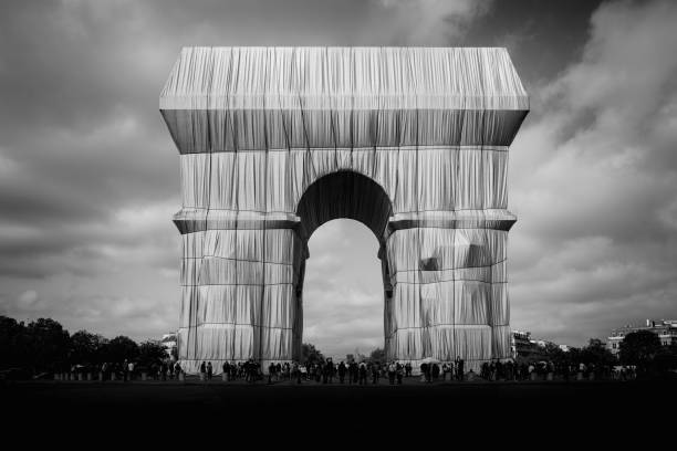 arco di trionfo di parigi avvolto dagli artisti christo e jeanne claude bw - jeanne foto e immagini stock