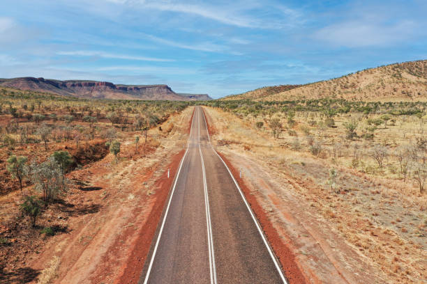 vídeo aéreo de arredores e penhascos em el questro, o kimberley, austrália ocidental - kimberley plain - fotografias e filmes do acervo