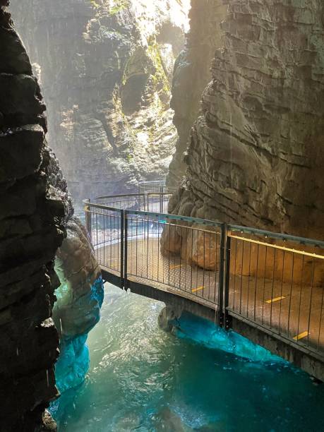 красочный водопад в пещере cascate del varone at riva del garda - riva degli schiavoni стоковые фото и изображения