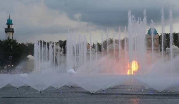 fire and water in a fountain show at the theme park efteling - nightshot imagens e fotografias de stock