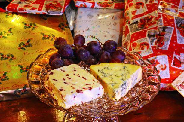brytyjski ser z winogronami i prezentami świątecznymi. - wensleydale blue zdjęcia i obrazy z banku zdjęć