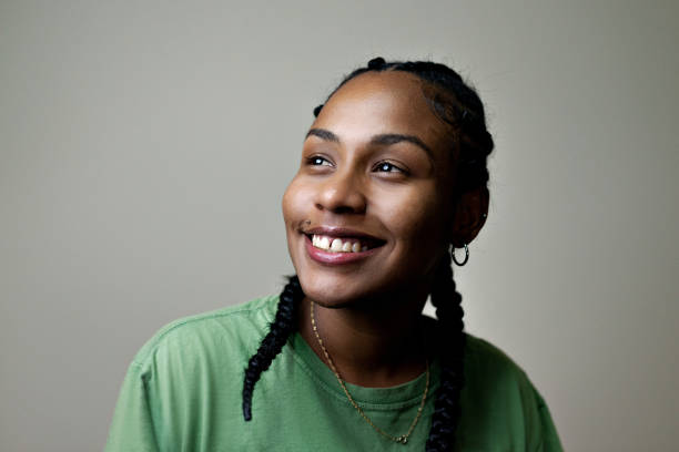 portrait d’une jeune femme souriante avec des tresses dans les cheveux. - people portrait photos et images de collection