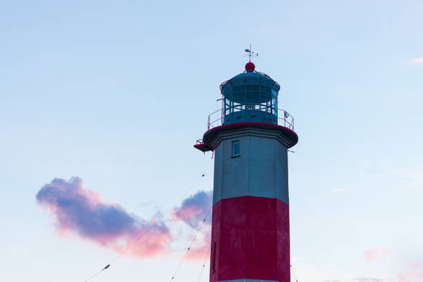 beau phare rouge au coucher du soleil avec un paysage nuageux violet. fond d’écran de soirée marine. - 5956 photos et images de collection