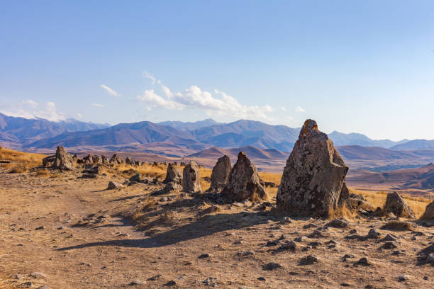 조라트 카러 또는 카라훈지. 고대 거대 석개 단지, 아르메니아의 수니크 지역. - european culture megalith observatory rock 뉴스 사진 이미지