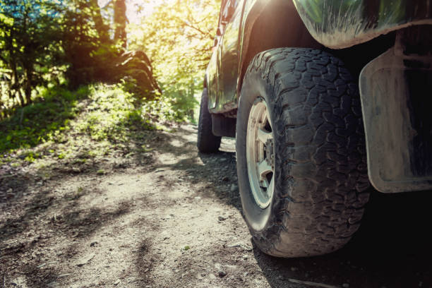 offroad carro 4wd close-up foto de roda grande - tire track transportation track dirt - fotografias e filmes do acervo