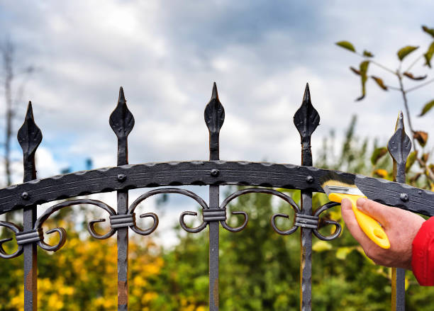 istock painting fence 1343756375