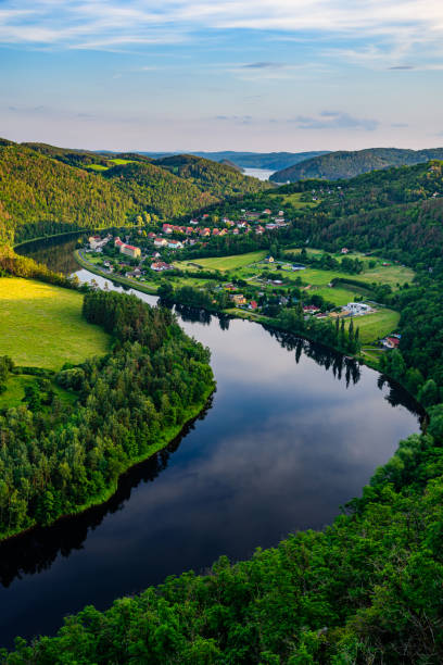 solenicka podkova durante o pôr do sol - rio vltava - fotografias e filmes do acervo