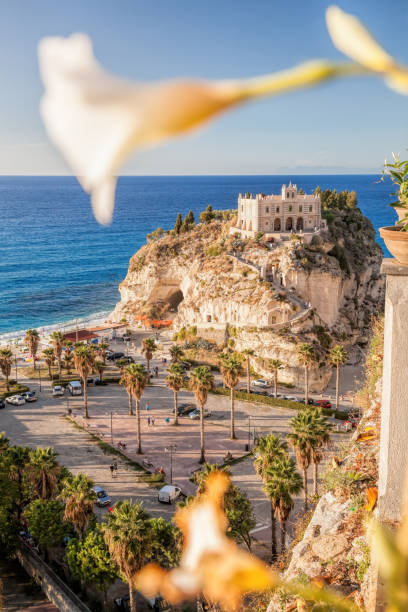 monastero di santa maria dell'isola, antica chiesa sulla cima della roccia del mar tirreno con spiaggia pubblica atropea, vibo valentia, calabria, sud italia - italy calabria ancient city foto e immagini stock