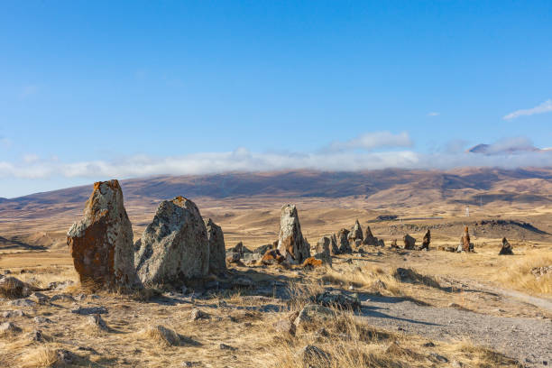 조라트 카러 또는 카라훈지. 고대 거대 석개 단지, 아르메니아의 수니크 지역. - european culture megalith observatory rock 뉴스 사진 이미지