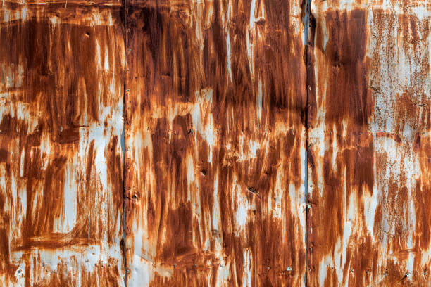 ●白い塗装で部分的に塗装された錆びたくしゃくしゃのメタルシートの質感。 - orange wall textured paint ストックフォトと画像