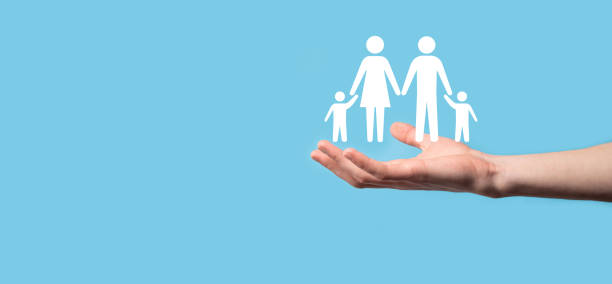 Hand hold young family icon. Family life insurance,supporting and services,family policy and supporting families concepts.Happy family concept.Copy space.mancupped hands showing paper man family. sostenga de la mano el joven icono de la familia. seguro de vida familiar, apoyo y servicios, póliza familiar y conceptos de apoyo a las familias. feliz concepto de familia. copy space.mancupped manos mostrando la familia del hombre de papel