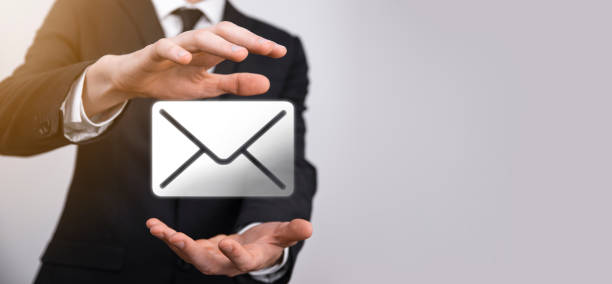 Businessman hand holding e-mail icon, Contact us by newsletter email and protect your personal information from spam mail. Customer service call center contact us concept. hombre de negocios sosteniendo de la mano el icono de correo electrónico, contáctenos por correo electrónico del boletín informativo y proteja su información personal del correo no deseado. concepto de centro de llamadas de servicio al cliente contác