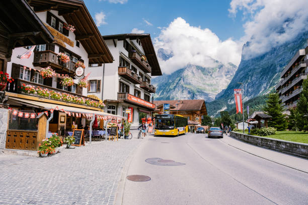 grindelwald, suiza grindelwald con partes de mattenberg al fondo, cordillera bernesa sobre el lago bachalpsee. los picos más altos eiger, jungfrau y faulhorn en lugares famosos. alpes de suiza, valle de grindelwald r door rasto sk - grindelwald european alps blue sky fotografías e imágenes de stock