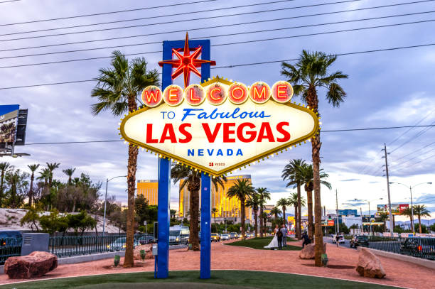 bienvenido al fabuloso letrero de las vegas al atardecer - welcome to fabulous las vegas sign las vegas metropolitan area famous place night fotografías e imágenes de stock