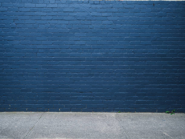 muro di mattoni blu grunge scuro - tiled floor dirty blue wall foto e immagini stock