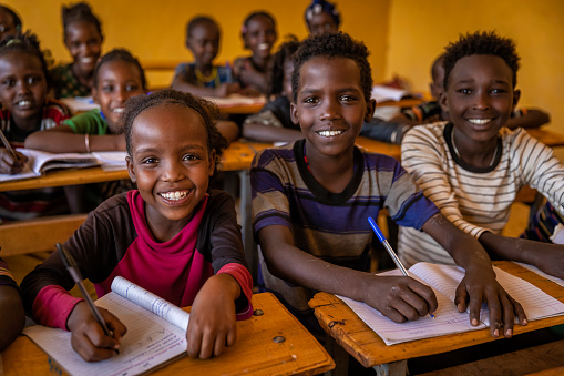 Niños africanos durante la clase de inglés, sur de Etiopía, África oriental photo
