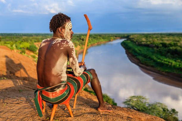 молодой африканец из племени каро, восточная африка - africa ethiopia indigenous culture african tribal culture стоковые фото и изображения