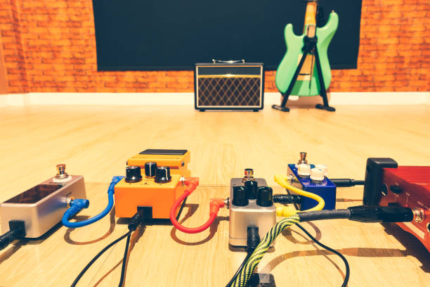 컬러풀한 페달 효과 보드, 일렉트릭 기타, 앰프를 바닥에 갖추고 있습니다. 음악 배경 - guitar photographic effects guitar pedal amplifier 뉴스 사진 이미지