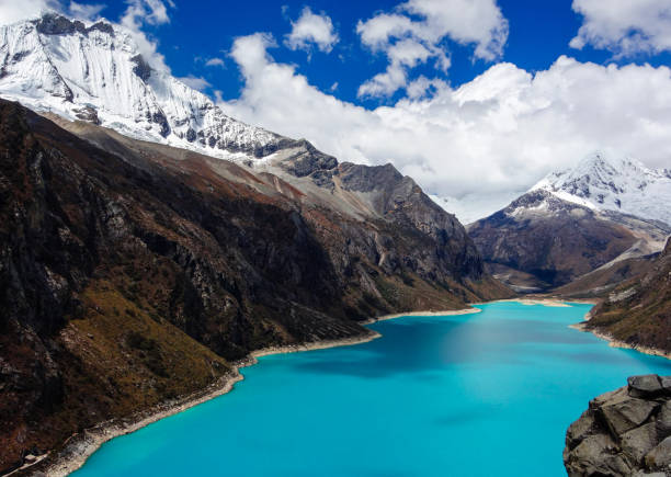 ペルーのウアスカラン国立公園にあるパロンラグーン。ペルーアンデスのコルディレラブランカの青い湖 - huaraz ストックフォトと画像