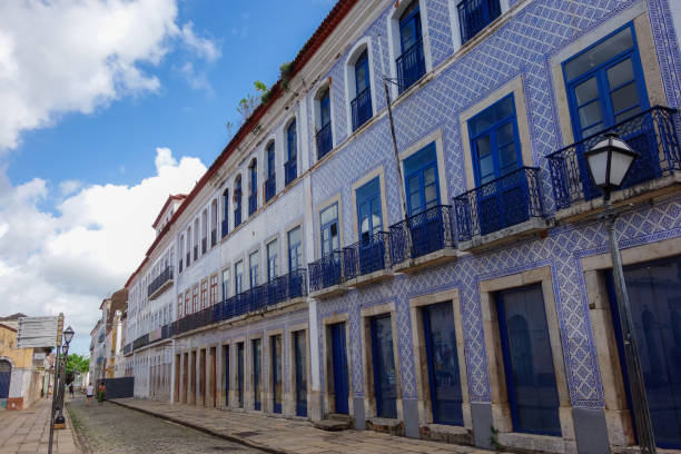 geflieste fassade eines historischen kolonialgebäudes in der innenstadt von sao luis, maranhao, brasilien - sao luis stock-fotos und bilder