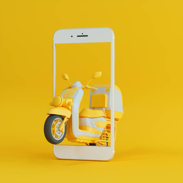 黄色の背景にスマートフォン画面上のスクーターを使ったオンラインショッピングとデリバリーサービスのコンセプト - complimentary colors ストックフォトと画像