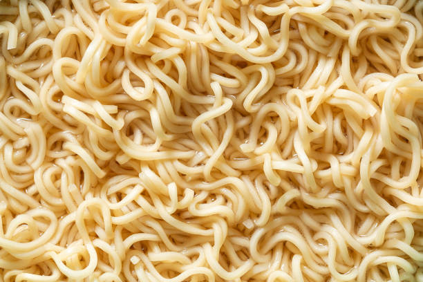 macro instant noodles, textura fideos instantáneos - cooked soup food bowl fotografías e imágenes de stock
