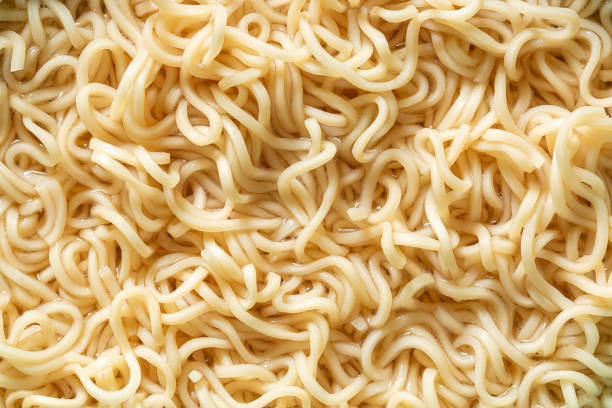 macro instant noodles, texture spaghetti istantanei - cooked soup food bowl foto e immagini stock