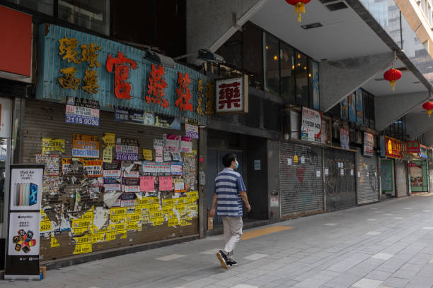 closed-down shops due to the coronavirus outbreak - china covid imagens e fotografias de stock