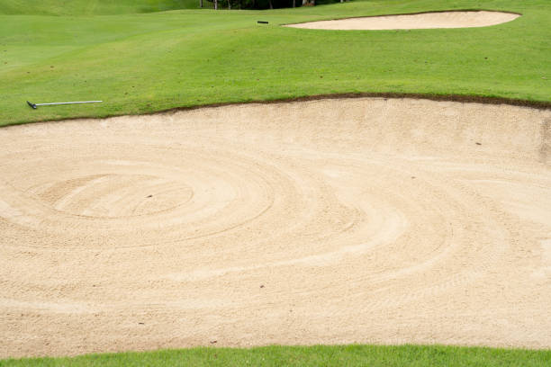 le bac à sable du terrain de golf a été lissé - sand trap golf sand trap photos et images de collection