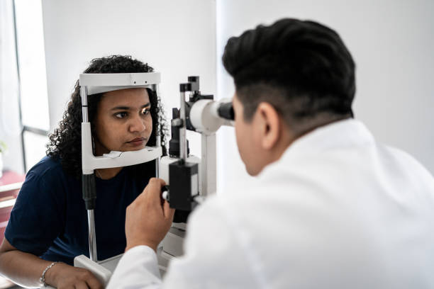 Ophthalmologist examining patient's eyes Ophthalmologist examining patient's eyes eye surgery photos stock pictures, royalty-free photos & images